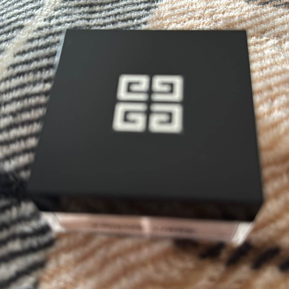BNIB GIVENCHY PRISME LIBRE POWDER